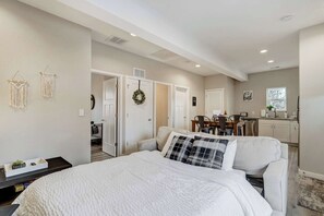 7 Schlafzimmer, Bügeleisen/Bügelbrett, Reisekinderbett, WLAN