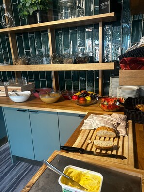 Tägliches inbegriffenes kontinentales Frühstück