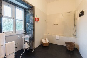 Dusche, Haartrockner, Handtücher