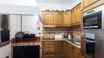 Geladeira, micro-ondas, fogão, cafeteira/chaleira