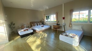 Une chambre d’hôtel avec deux lits, un bureau et une chaise.
