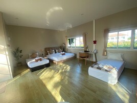 Una habitación de hotel con dos camas, un escritorio y una silla.