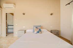 3 bedrooms, iron/ironing board, free WiFi, bed sheets - Son Morro by Rentallorca (Can Picafort)