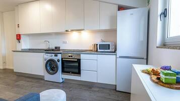 Een koelkast, een magnetron, een oven, een kookplaat