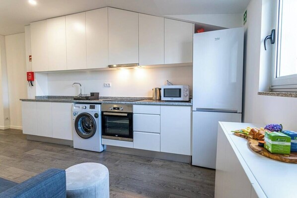 Kylskåp, mikrovågsugn, ugn och spishäll