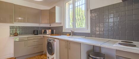 Fridge, microwave, oven, dishwasher