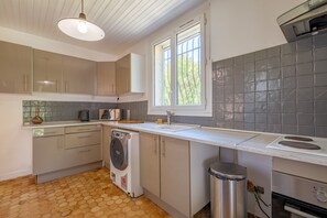 Geladeira, micro-ondas, fogão, lava-louças