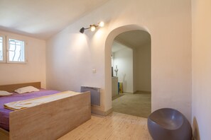 2 quartos, ferros/tábuas de passar roupa, acesso à internet