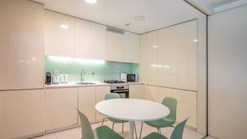 Een koelkast, een microgolfoven, een oven, een kookplaat