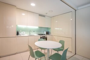 Een koelkast, een microgolfoven, een oven, een kookplaat