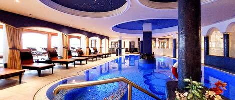 2 binnenzwembaden en een seizoensgebonden buitenzwembad