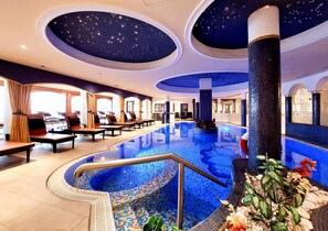 2 kolam renang indoor dan kolam renang outdoor musiman