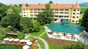 A large, yellow building with multiple balconies and a green-roofed annex. - Parkschlössl zu Thyrnau (Thyrnau)
