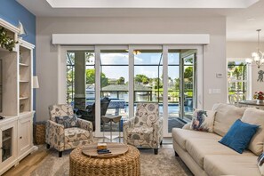 Smart-TV, Bücher, Arbeitsbereiche, Drucker