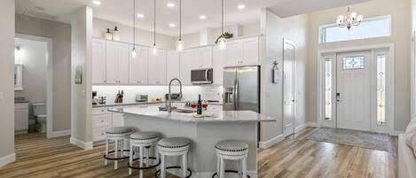 Een koelkast, een magnetron, een oven, een kookplaat