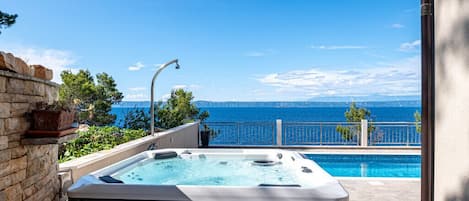 Bain à remous extérieur