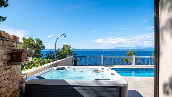 Outdoor spa tub