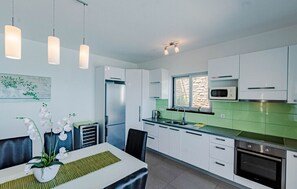 Fridge, microwave, dishwasher, coffee/tea maker