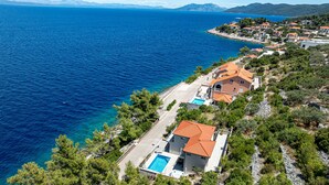 A coastal property with a swimming pool, terraced houses, and a view of the sea. - Villa Antonia by Villas Guide (Smokvica)