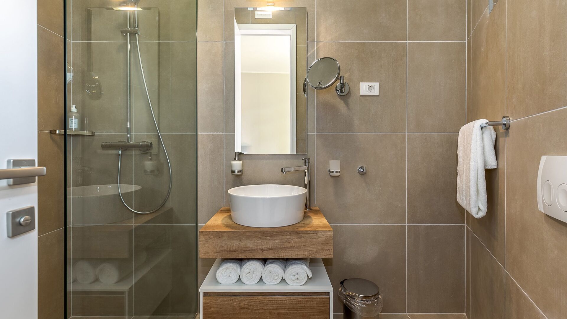 Een douche, een haardroger, handdoeken
