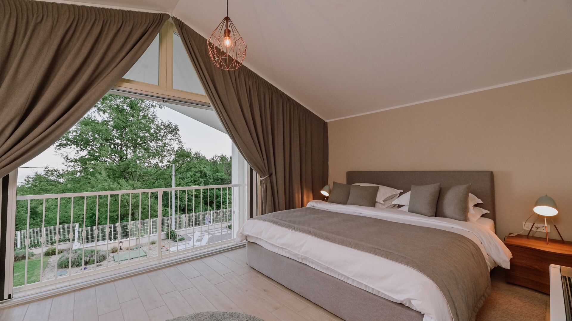 4 slaapkamers, een strijkplank/strijkijzer, gratis wifi, beddengoed