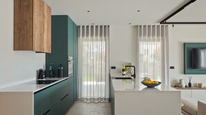 Réfrigérateur, four, lave-vaisselle, cafetière/bouilloire