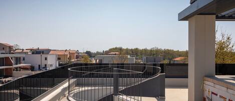 المنطقة المحيطة بالمنشأة