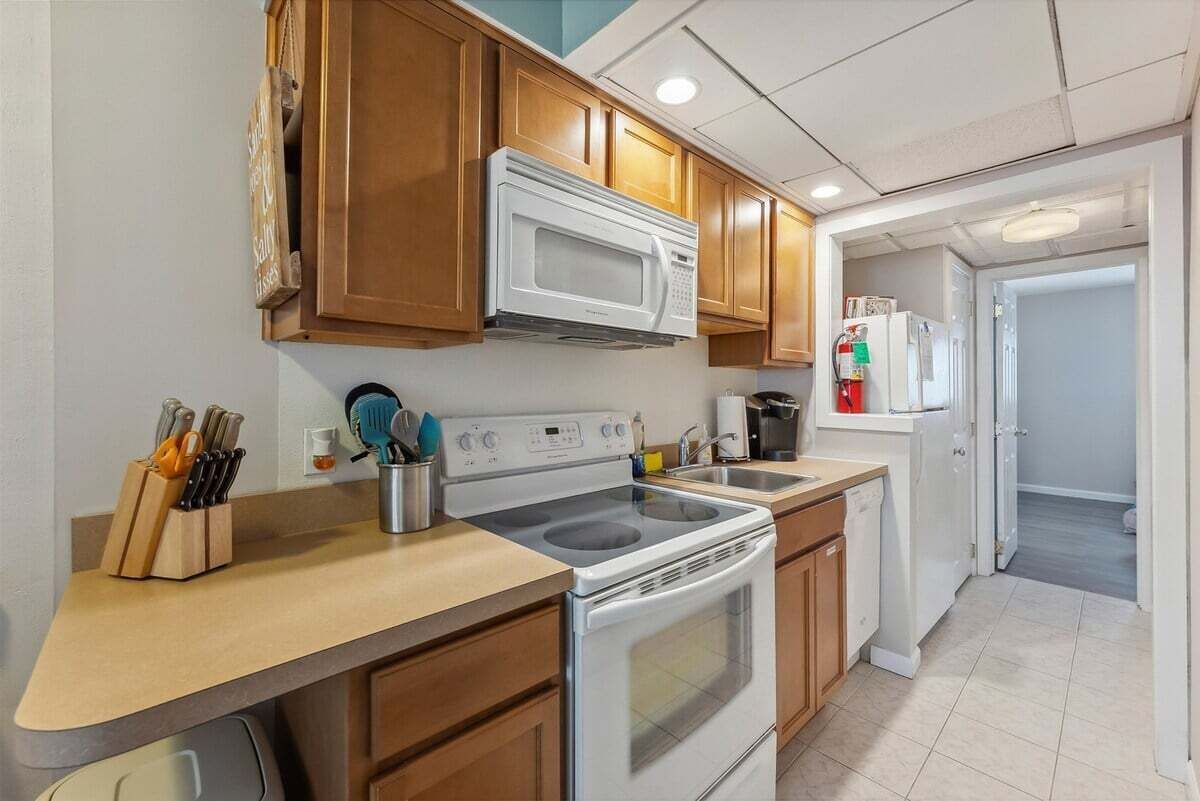 Kühlschrank, Ofen, Geschirrspüler, Wasserkocher mit Kaffee-/Teezubehör