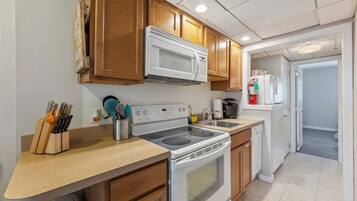 Kühlschrank, Ofen, Geschirrspüler, Wasserkocher mit Kaffee-/Teezubehör