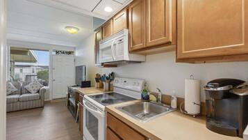 Fridge, oven, dishwasher, coffee/tea maker