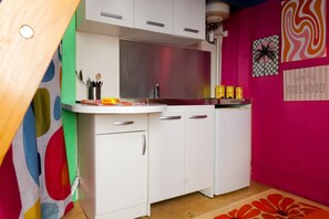 Refrigerador, microondas, cafetera y tetera y utensilios de cocina