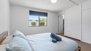 3 bedrooms, iron/ironing board, internet, bed sheets