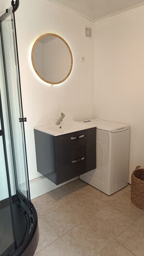 Séchoir à cheveux, serviettes fournies, savon, papier de toilette