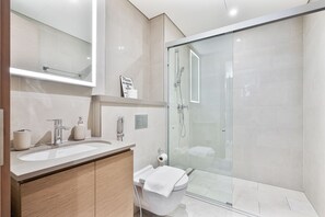 Een douche, een haardroger, een bidet, handdoeken