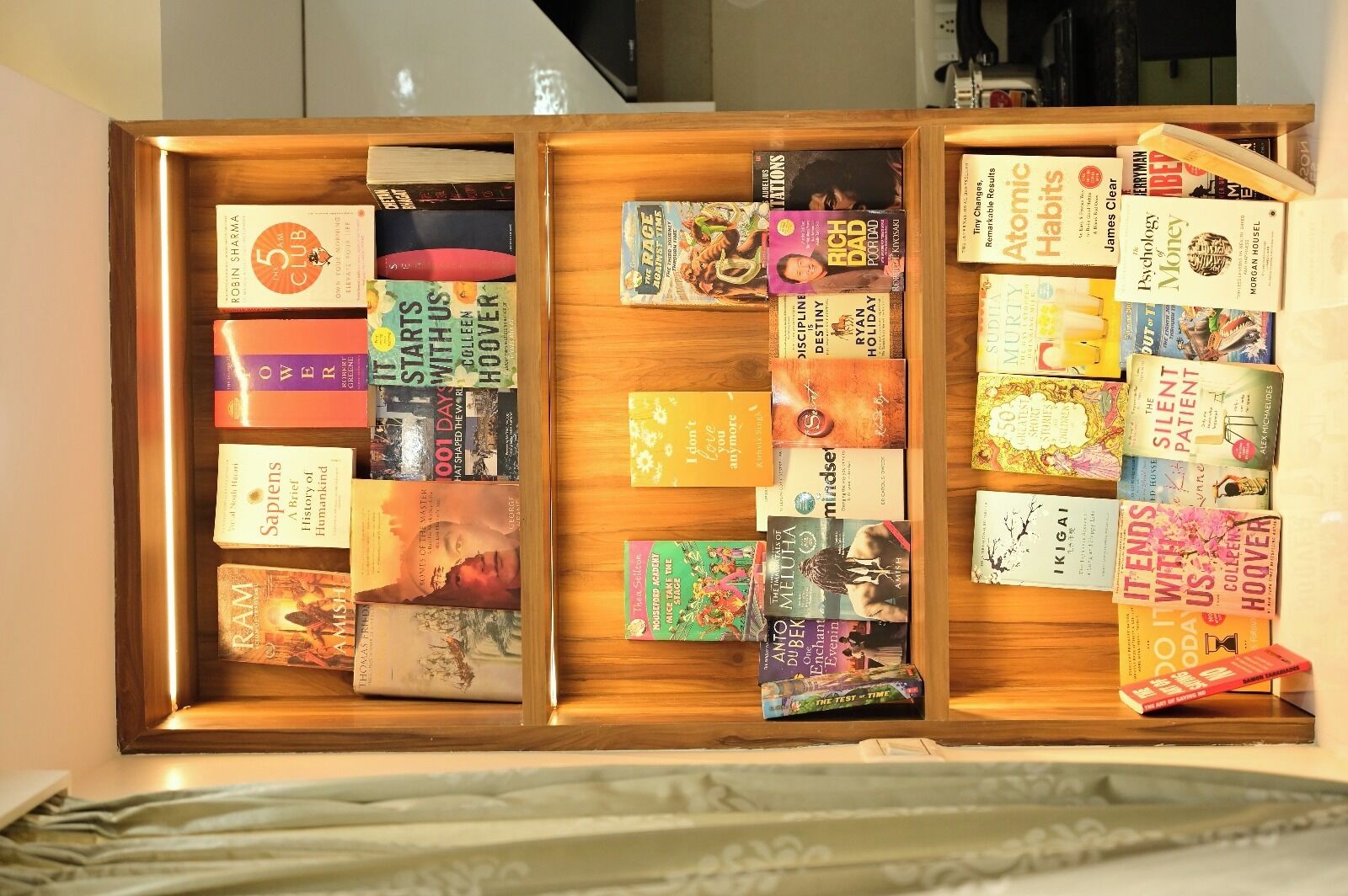 Una estantería de madera con varios libros.