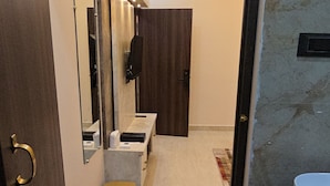 Un baño moderno con inodoro, lavamanos y espejo.