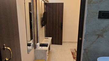 Deluxe-Zimmer | Badezimmer | Dusche, kostenlose Toilettenartikel, Haartrockner, Hausschuhe