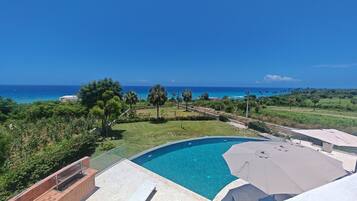 Lämmitetty uima-allas