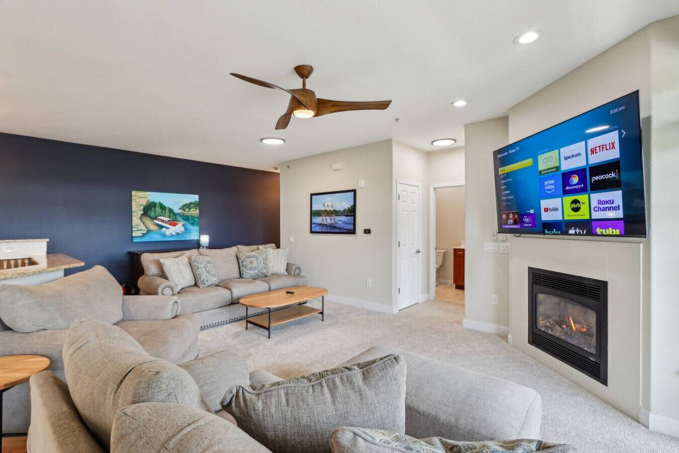 Una Smart TV, una chimenea