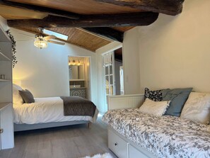 3 bedrooms, iron/ironing board, Internet, bed sheets