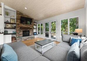 TV connectée, cheminée, table de tennis de table