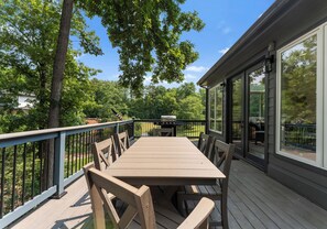 Outdoor dining - Cove's End by AvantStay | Dock, Game Room, Fire Pit & Forest Views (Mooresville)