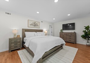 3 habitaciones, tabla de planchar con plancha y cuna de viaje 