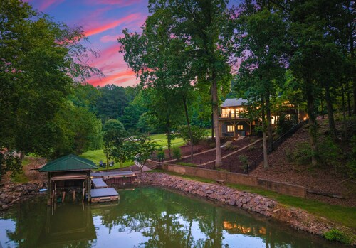 Lakefront Retreat • Dock + Hot Tub + Game Room + Fire Pit | Cove's End