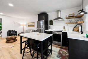 Køleskab, mikrobølgeovn, ovn, kogeplade