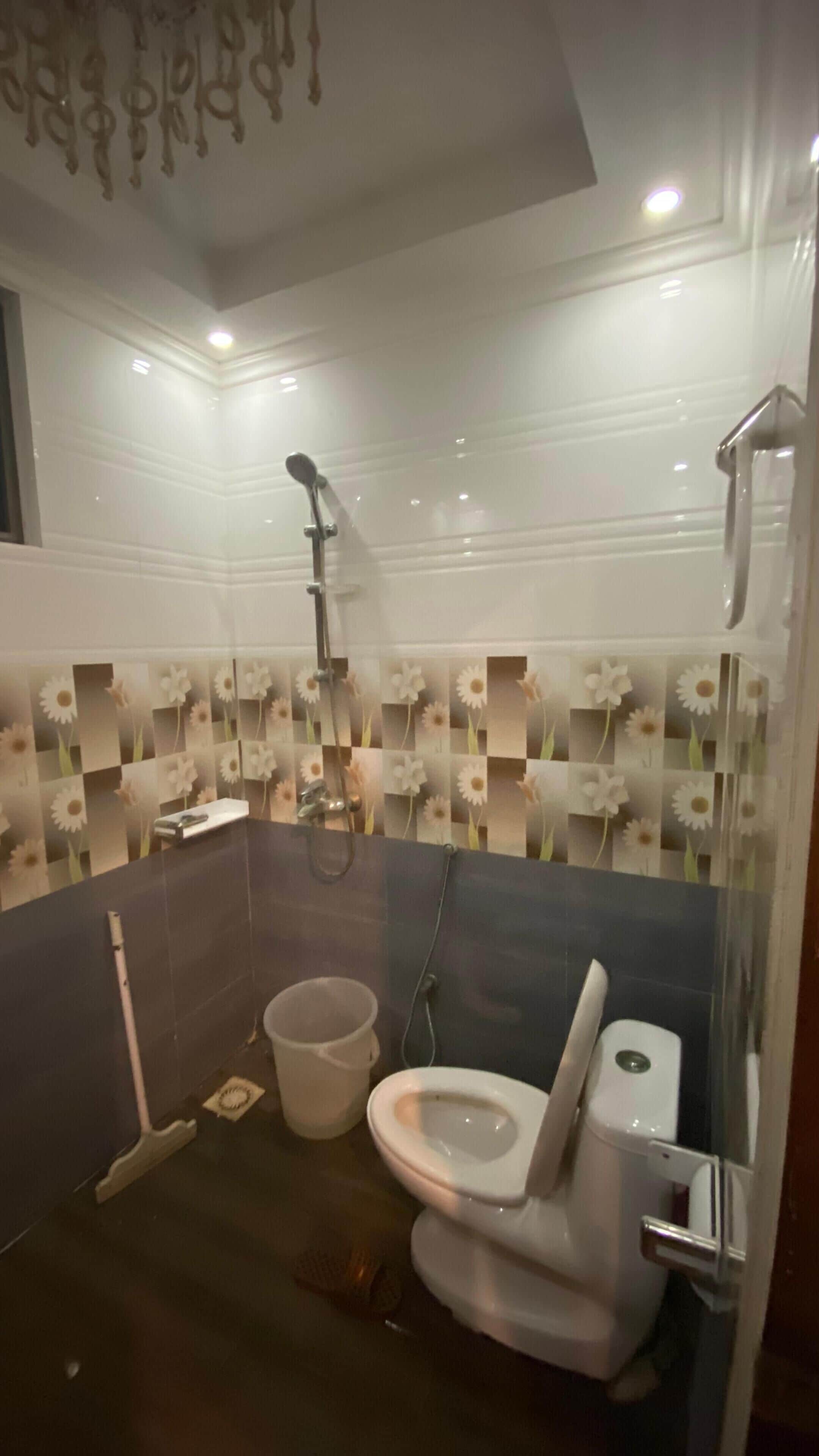 ヘアドライヤー、タオル、石鹸、トイレットペーパー