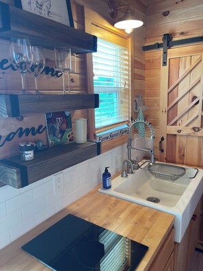 Mikrobølgeovn, ovn og kokeplater