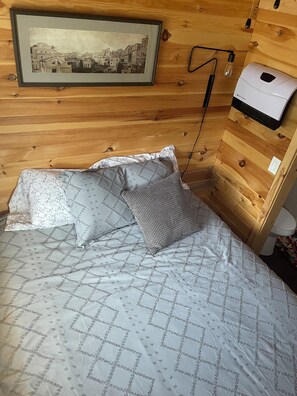 1 bedroom, WiFi, bed sheets - Tiny Home at Pictured Rocks: Clean, Cozy & well appointed w/wifi, AC, & firepit (Christmas)