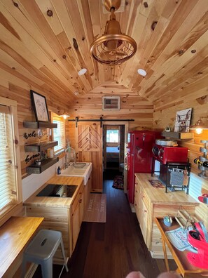 Microwave, oven, stovetop - Tiny Home at Pictured Rocks: Clean, Cozy & well appointed w/wifi, AC, & firepit (Christmas)