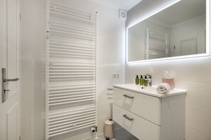 Chuveiro, secador de cabelo, toalhas de banho, sabonete